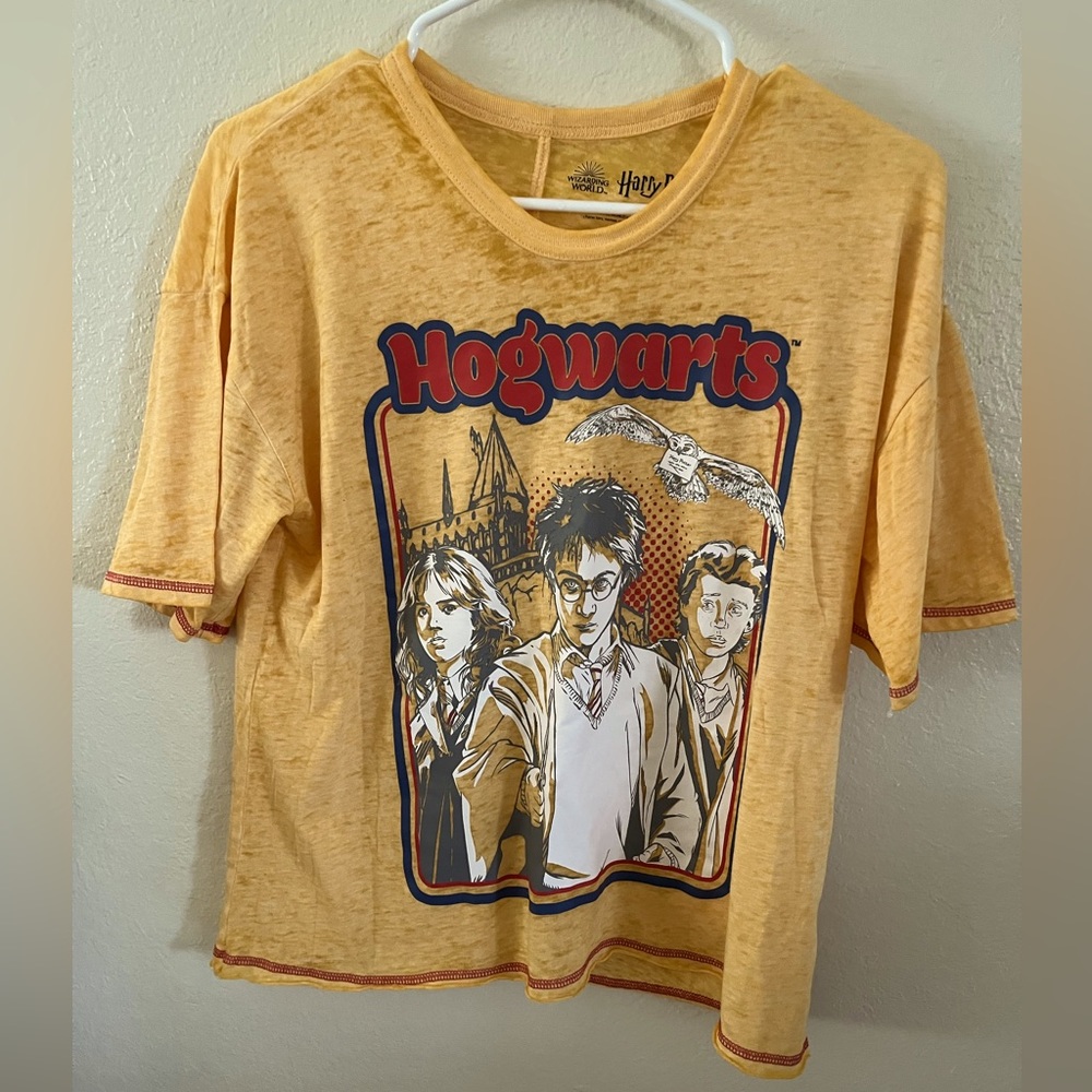 EUC Hogwarts Harry Potter tee